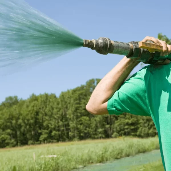 homem aplicando hidrossemeadura